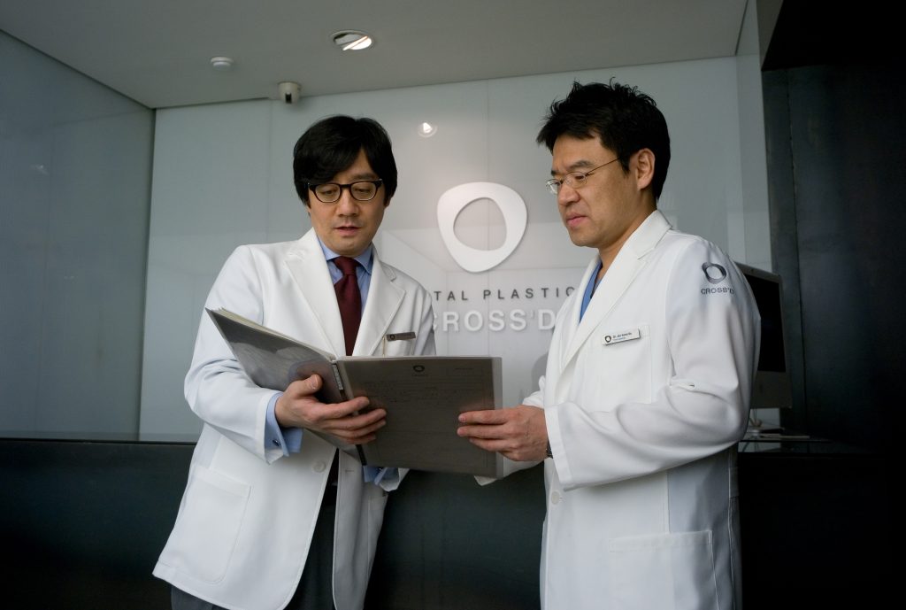 의료관광, 외국인환자 유치의료기관 크로스디치과의 두 명의 원장이 진료 정보를 논의하고 있는 모습