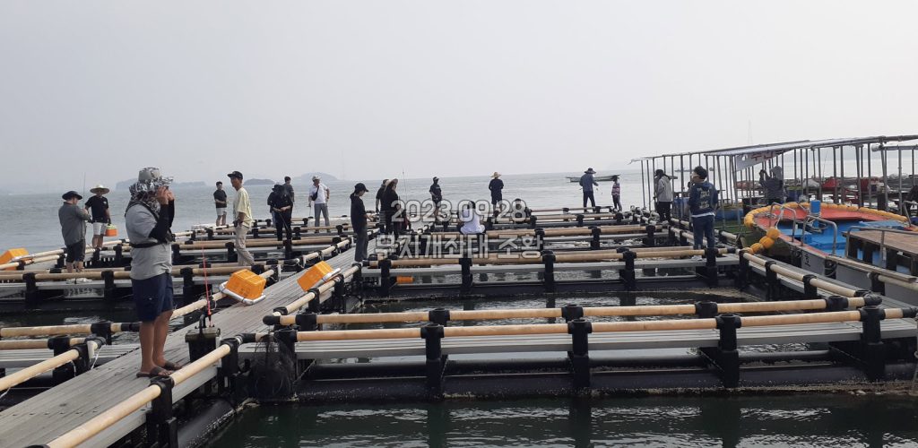 캠핑과 레저, 낚시를 동시에 할 수 있는 무지개좌대