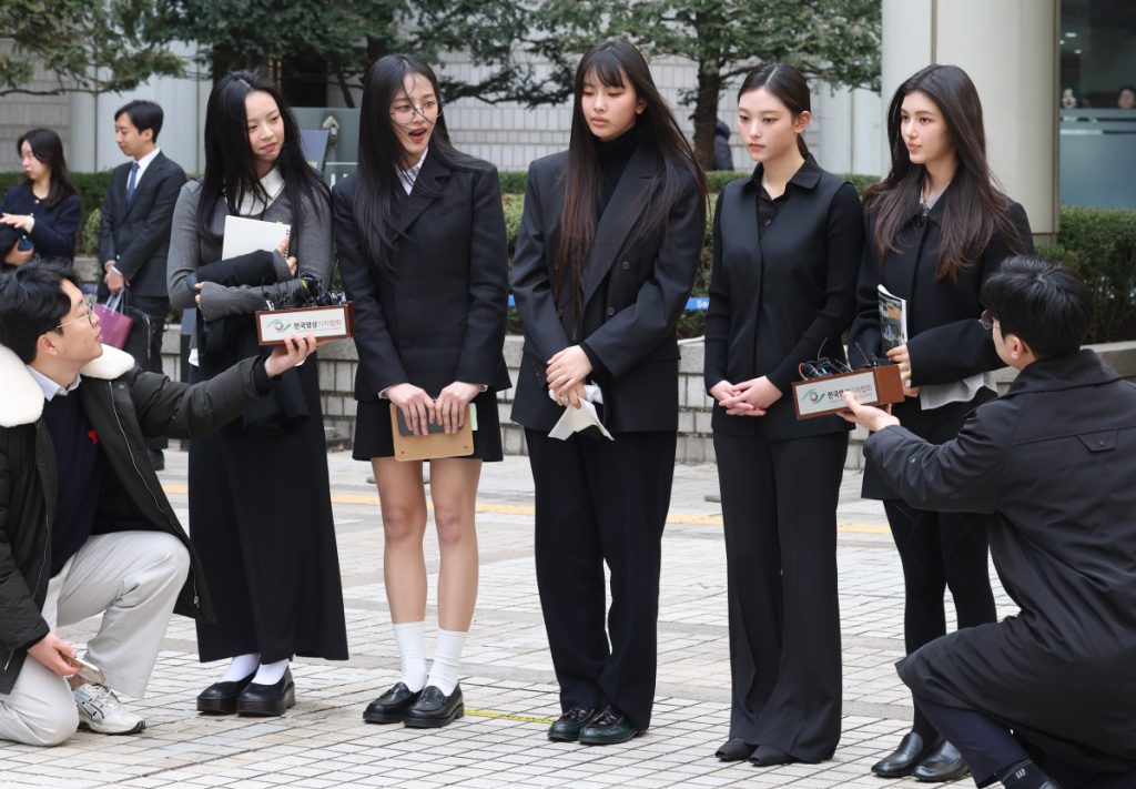 뉴진스 논란으로 법정을 나서서 인터뷰중인 멤버들