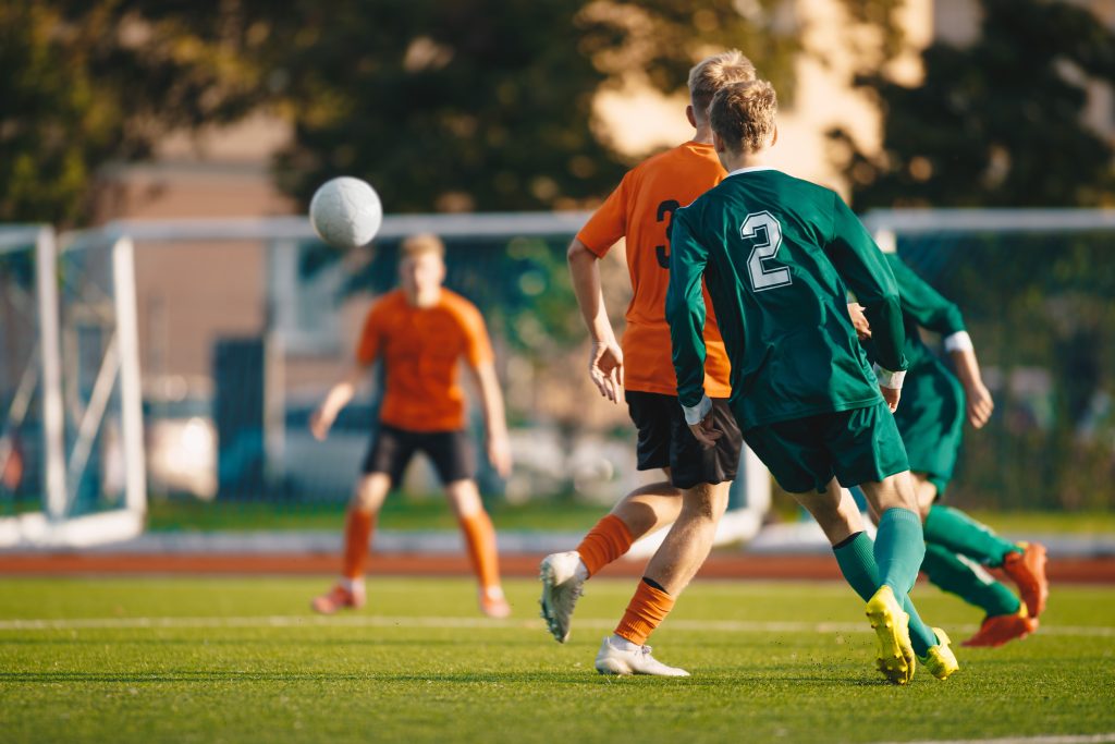경기 결과 예측 축구선수들이 축구를 하고 있다